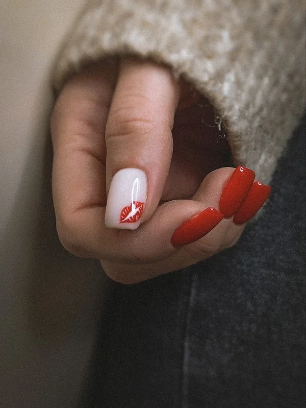 Стильний червоний манікюр