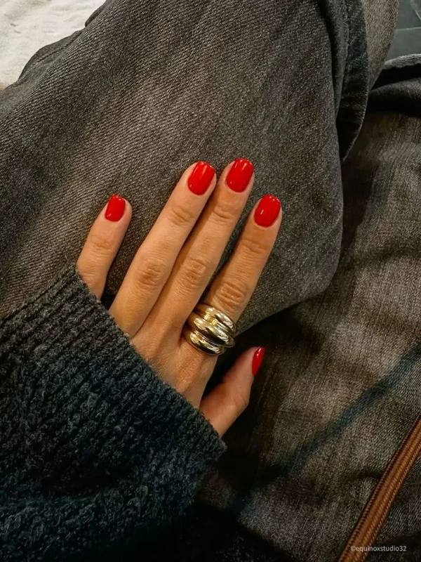 Стильний червоний манікюр