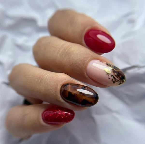 Стильний червоний манікюр