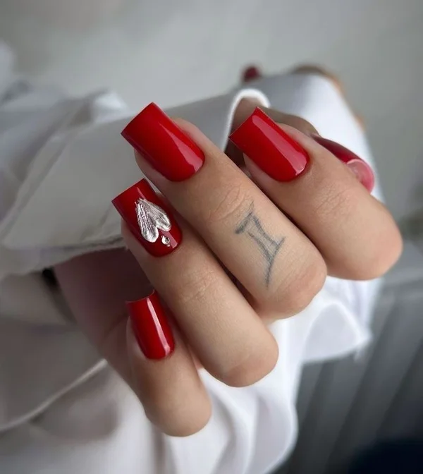 Червоний дизайн нігтів
