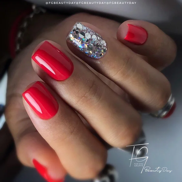 Стильний червоний манікюр