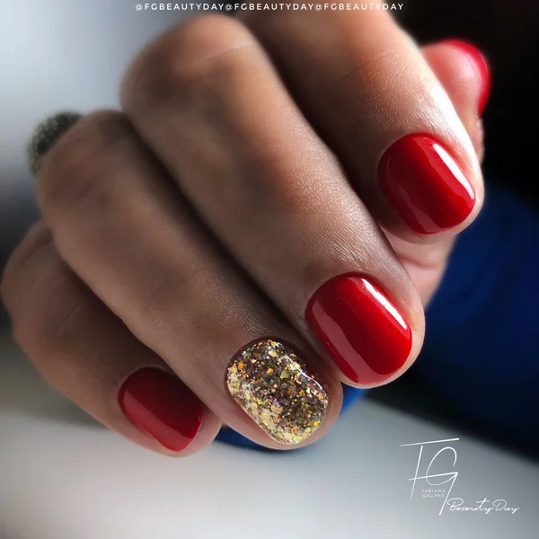 Червоний дизайн нігтів