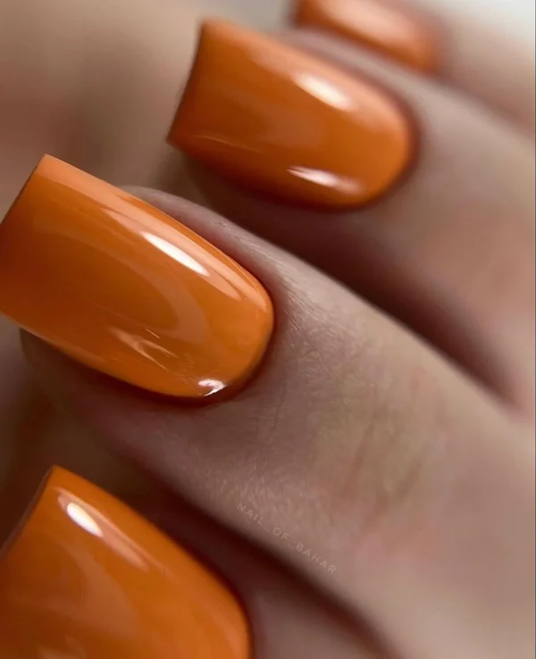 Помаранчевий манікюр на осінь
