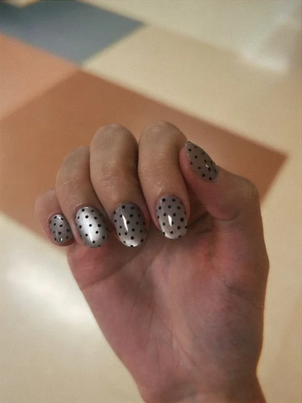 Дизайн нігтів горошок