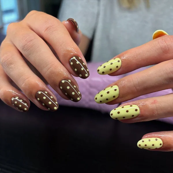 Різний манікюр на обох руках