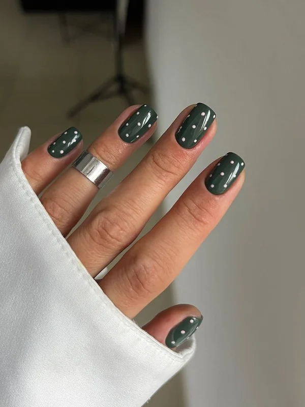 Polka dot nails у темних відтінках