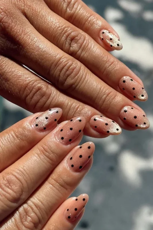 Дизайн нігтів горошок