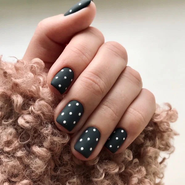 Polka dot nails у темних відтінках