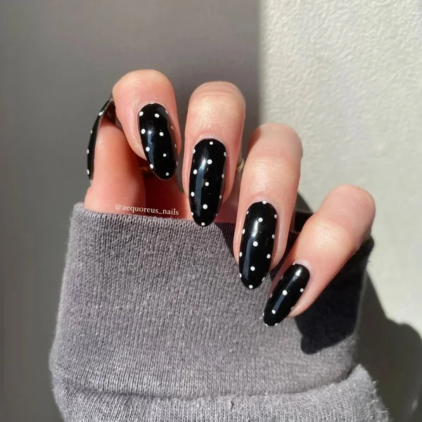 Polka dot nails у темних відтінках