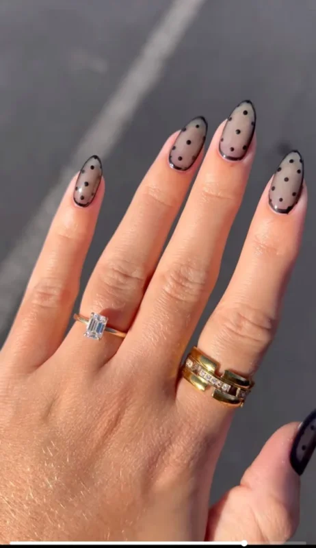 Напів прозорий манікюр в горшок