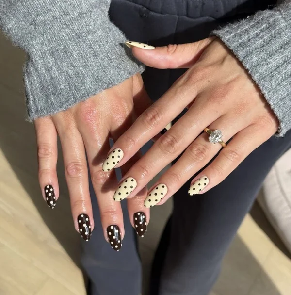 Різний манікюр на обох руках