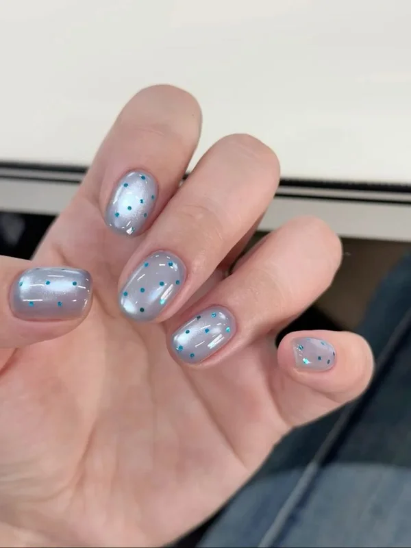 Дизайн нігтів горошок