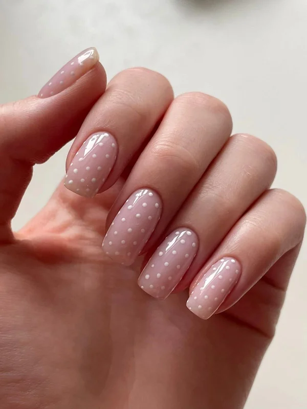 Нюдовий дизайн нігтів в горошок