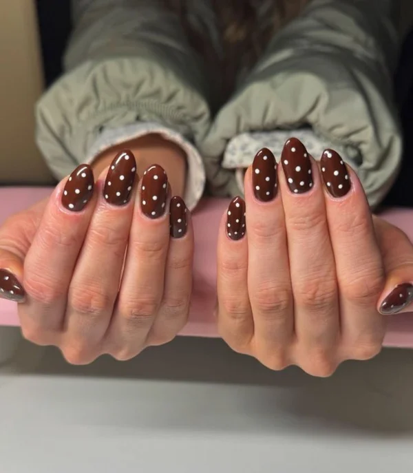 Polka dot nails у темних відтінках