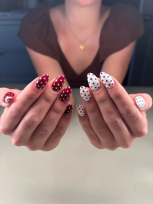 Різний манікюр на обох руках