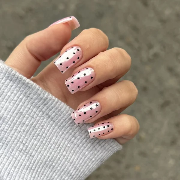 Дизайн нігтів в горошок
