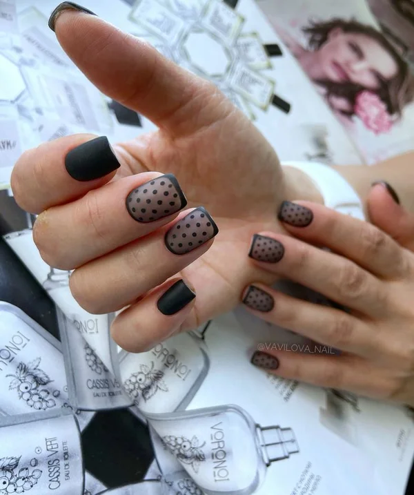 Прозорий манікюр polka dot