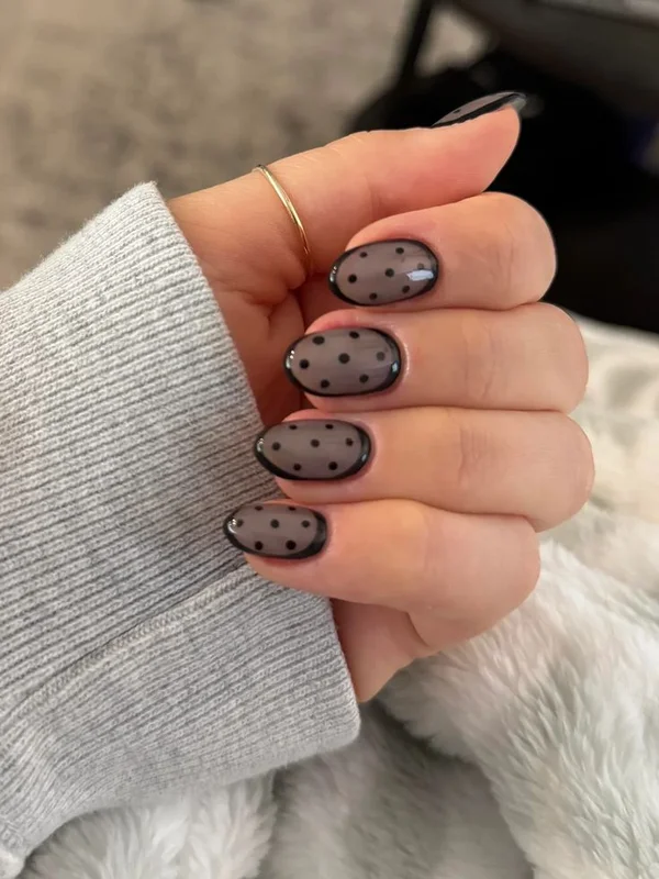 Прозорий манікюр polka dot