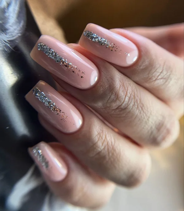 Срібний зимовий дизайн нігтів