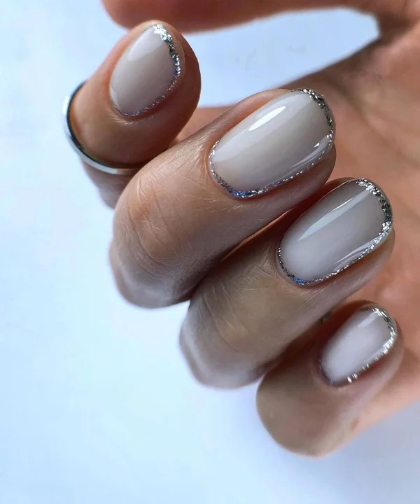 Срібний зимовий дизайн нігтів