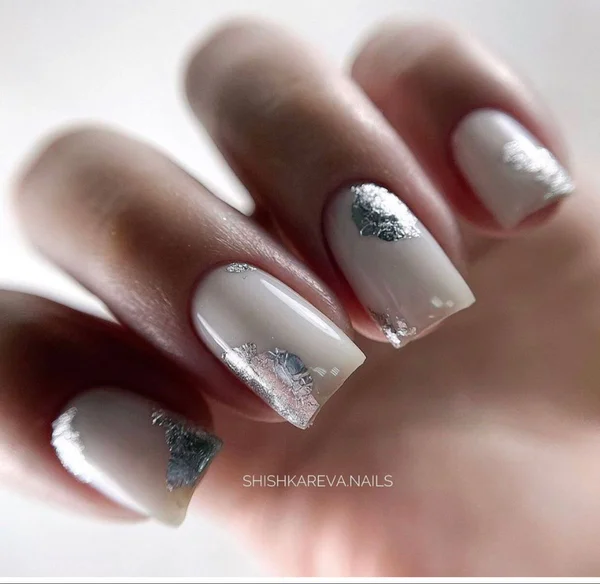 Срібний зимовий дизайн нігтів