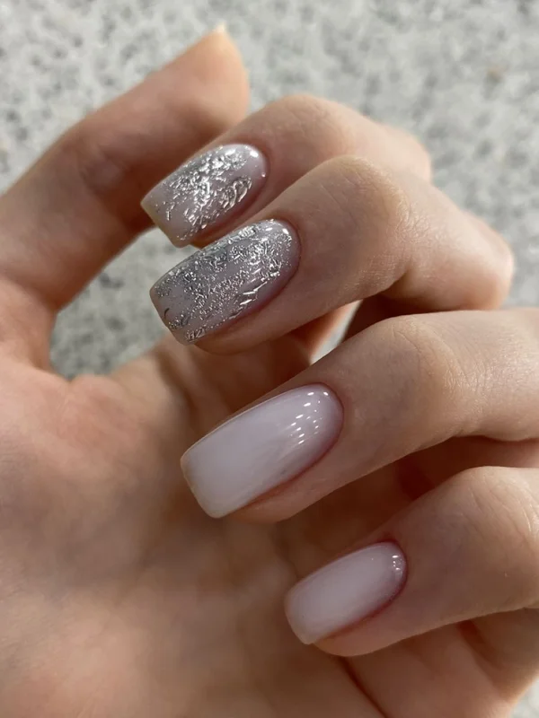 Срібний зимовий дизайн нігтів