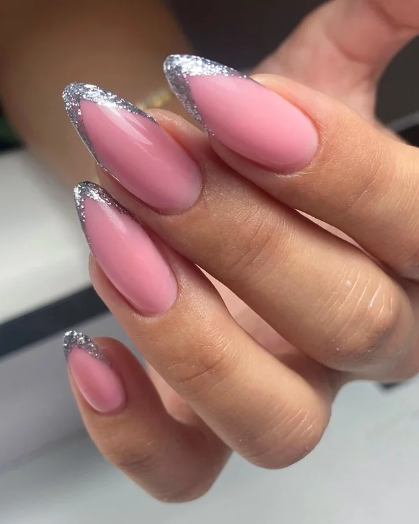 Срібний зимовий дизайн нігтів