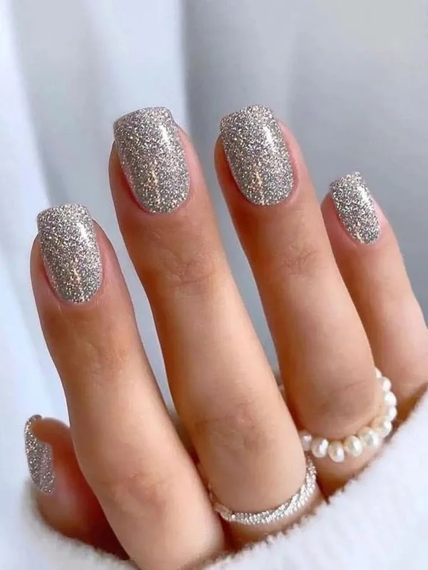 Срібний манікюр на зиму
