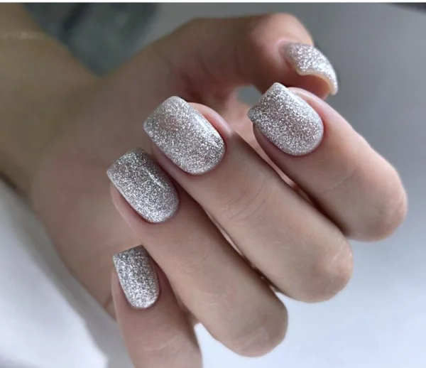 Срібний манікюр на зиму
