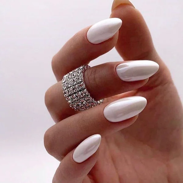 Молочний манікюр з втіркою