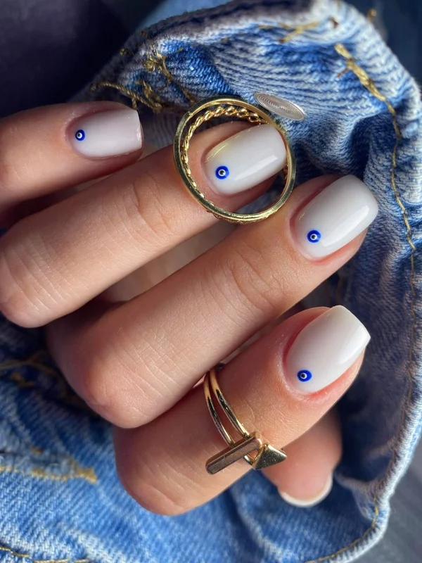 Мінімалістичний молочний манікюр