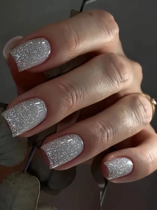 Срібний манікюр на зиму