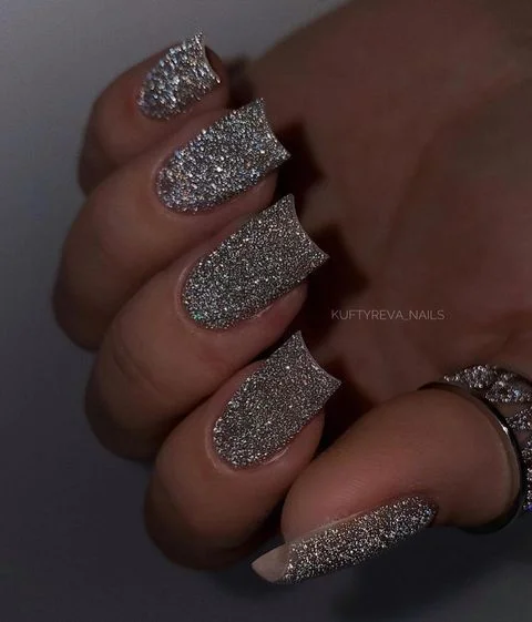Срібний манікюр на зиму