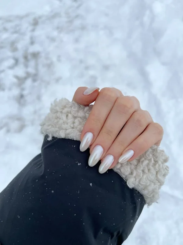 Молочний манікюр з втіркою