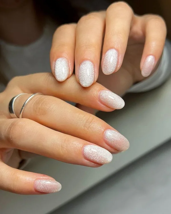 Мінімалістичний молочний манікюр