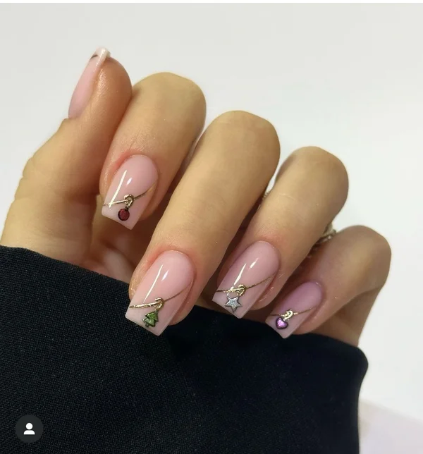 Новорічний дизайн нігтів