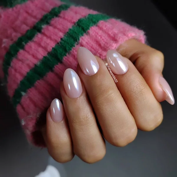 Манікюр з перламутровою втіркою