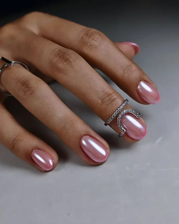 Манікюр з перламутровою втіркою