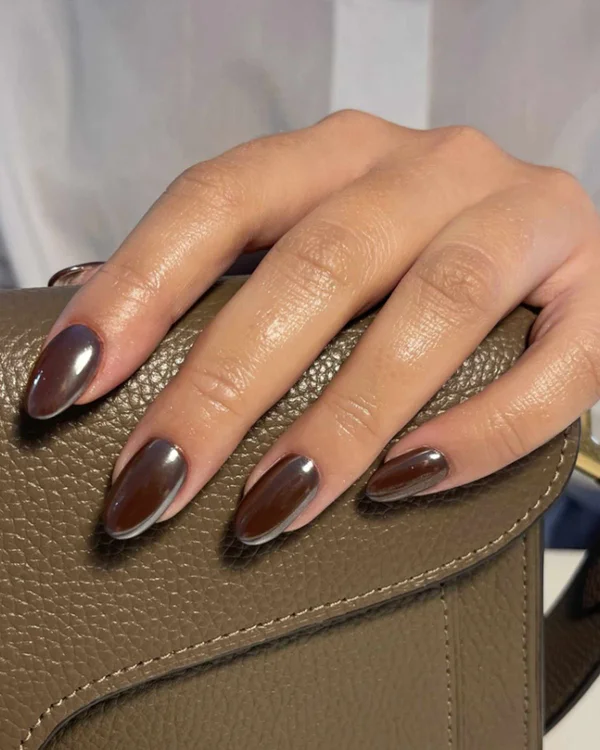 Манікюр з перламутровою втіркою