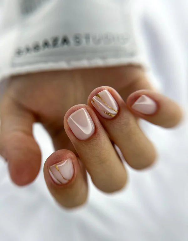 Манікюр з перламутровою втіркою