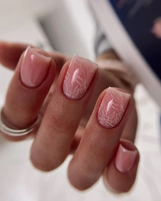 Ніжний нюдовий манікюр