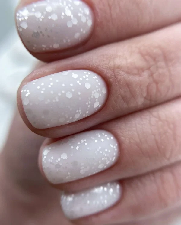 Ніжний нюдовий манікюр