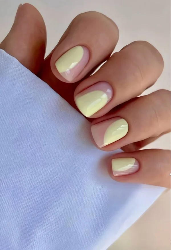 Ніжний нюдовий манікюр