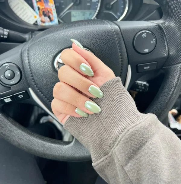 Дизайн нігтів з втіркою