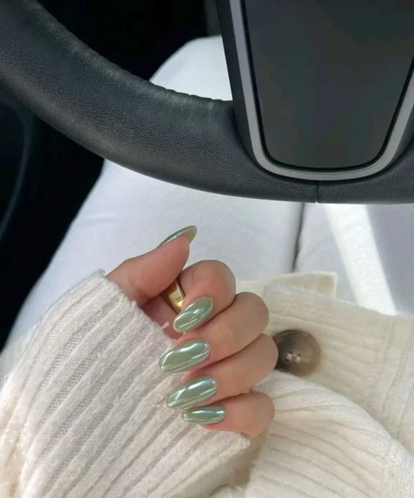 Дизайн нігтів з втіркою