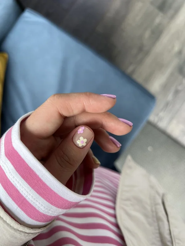 Квітковий дизайн нігтів