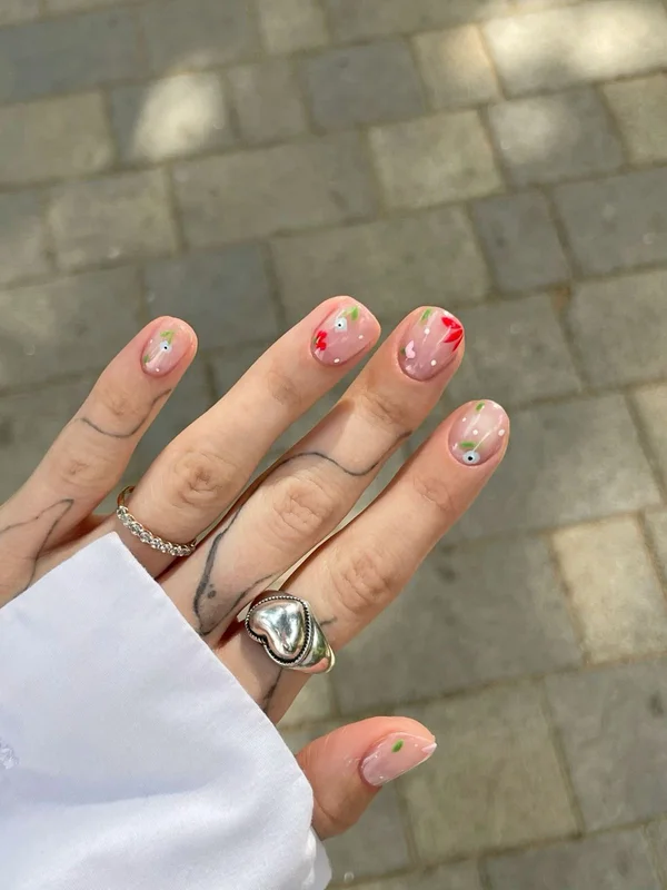 Квітковий дизайн нігтів