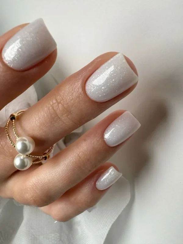 Молочний манікюр