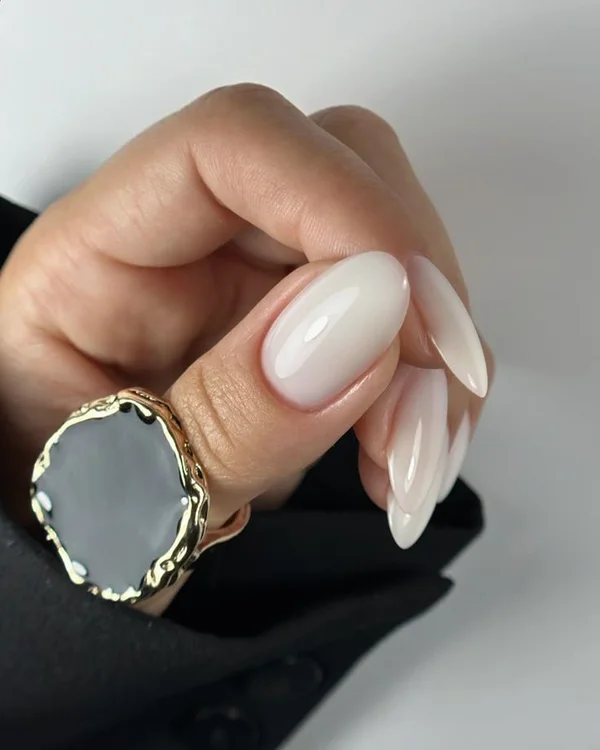 Молочний манікюр