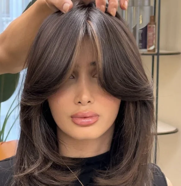 Стрижка з чубчиком-занавіскою